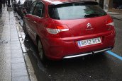 czerwony Citroën